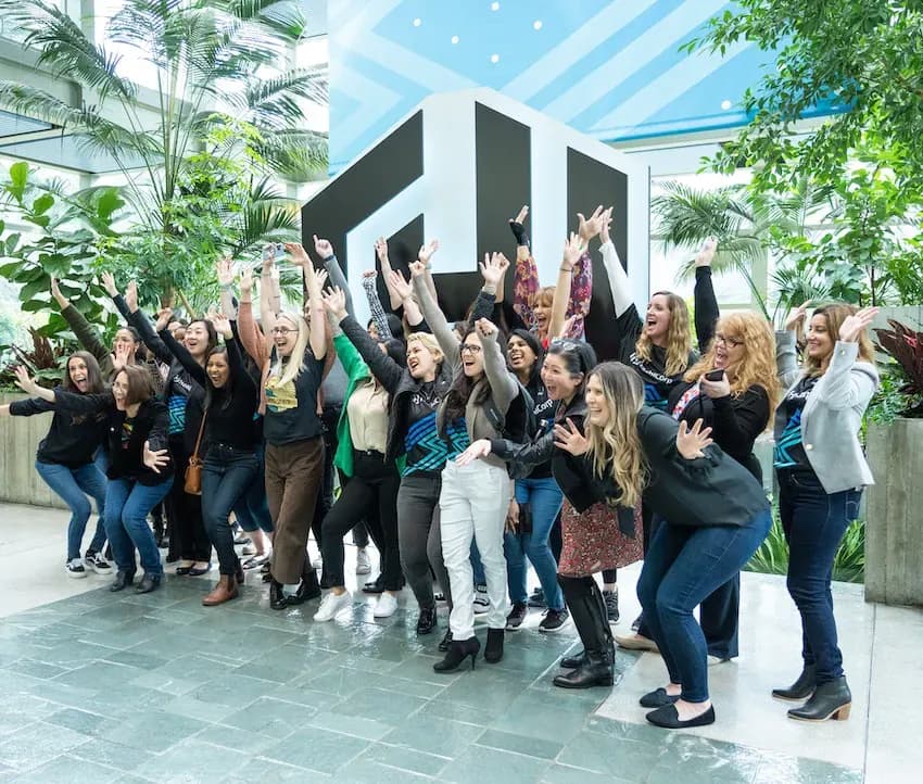 Crowd of HashiCorp employees taking a group photo